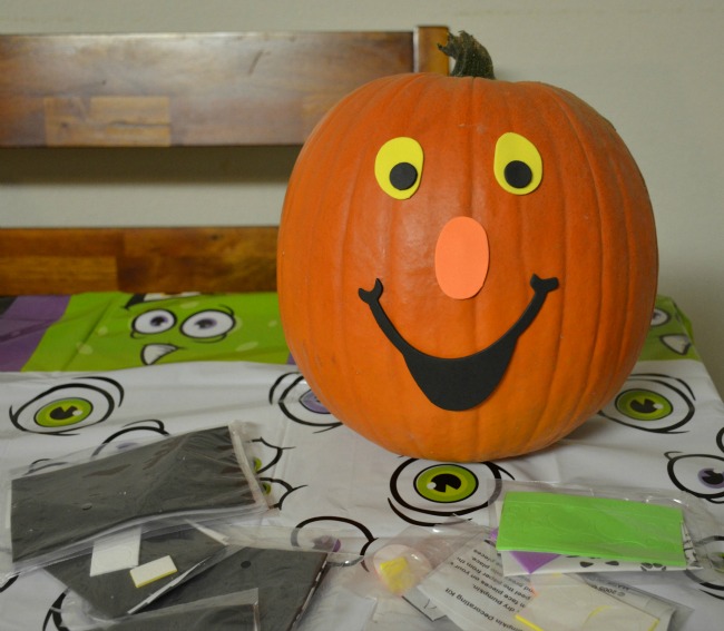Host a Halloween Party on a Budget as seen on jennsRAQ Pumpkin Decorating