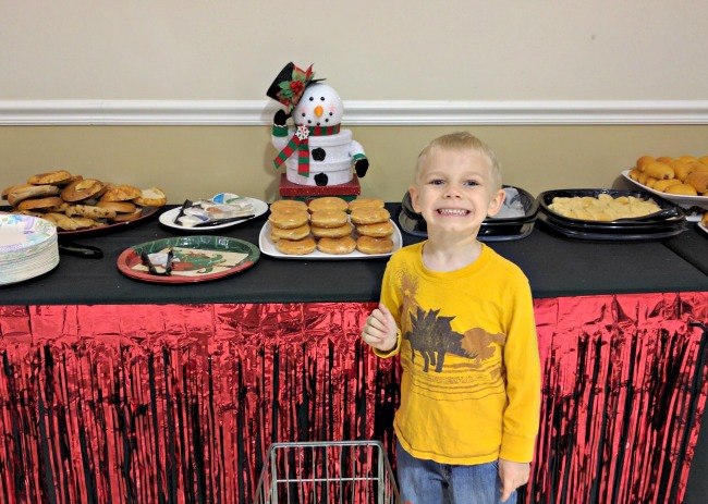 How to Host a FUN Christmas Party for Kids as seen on JennsRAQ.com - Decorate